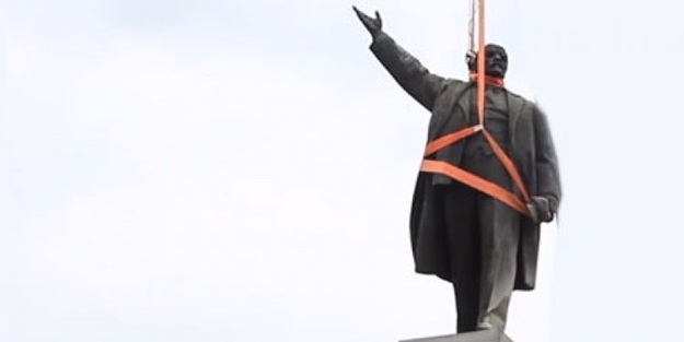 Lenin'in en büyük putu söküldü