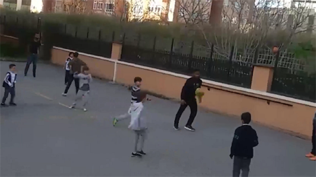 Lens çocuklarla mahalle maçına çıktı