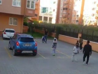 Lens çocuklarla top oynadı