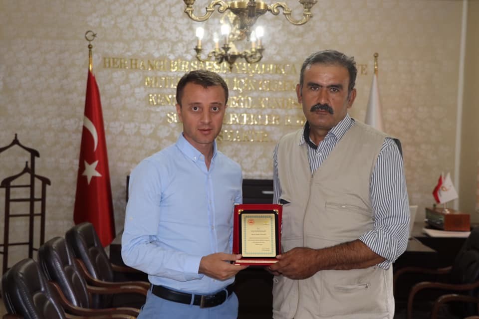 Leventpınar köyünde çıkan yangında üstün gayret gösteren vatandaşa plaket verildi 