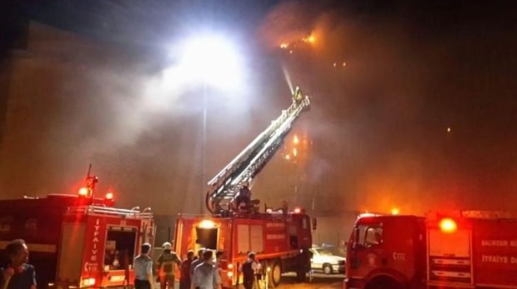 Levent'te AVM'de yangın!