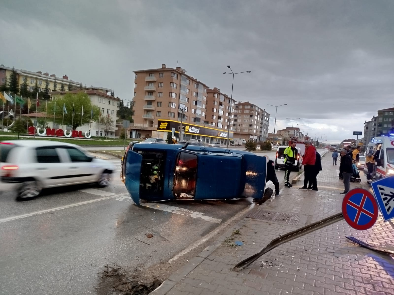 Levhaya çarpan otomobil yan yatarak durabildi: 1 kişi yaralandı