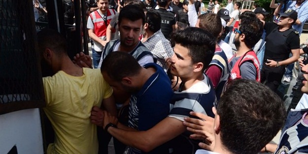 LGBT karşıtları gözaltına alındı!