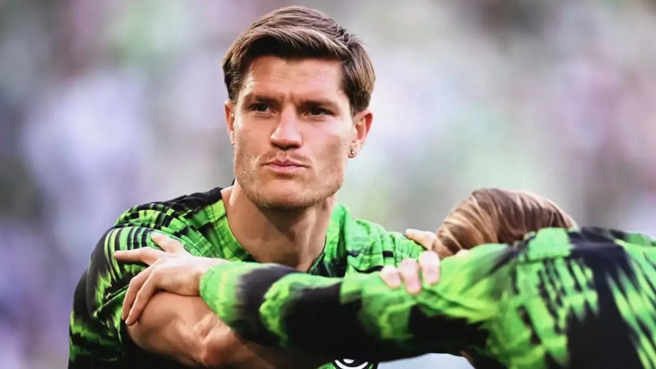 LGBT paçavrasını imzalamayan futbolcuya zulüm