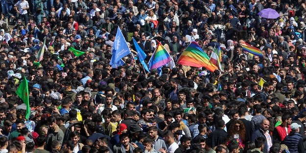 Sapkın LGBT ve PKK paçavraları açtılar! Taşkınlık yapan gruba müdahale