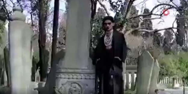 LGBTİ'li sapkın Batu Belen Osmanlı mezarlarını çiğneyerek klip çekti