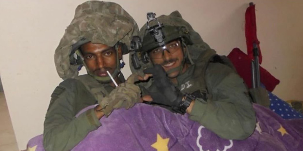 LGBT'li aşağılık siyonistler böyle poz verdi!