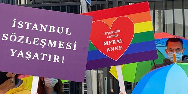 LGBT'li sapkınlardan İP'e ziyaret! Meral Akşener poz vermeye utandı