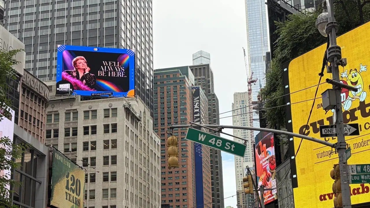 LGBT’li sapkınları New York’ta Zeki Müren görseliyle savundular! 19 Mart’çılardan ahlaksız provokasyon