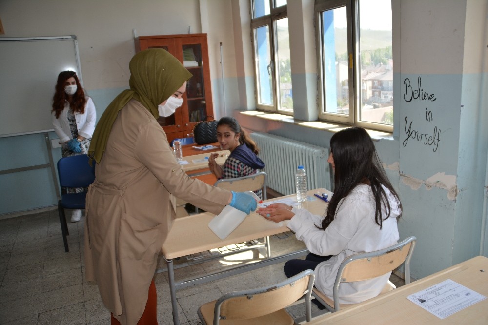 LGS başladı, Öğrenciler Korona Virüs önlemiyle sınıflara alındı 