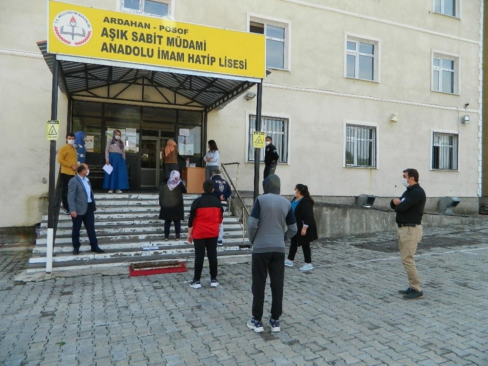 LGS Posof’ta üç okulda yapıldı 
