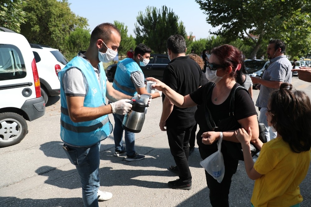 LGS sınavına gelen velilere belediye çay, su ve meşrubat dağıttı 