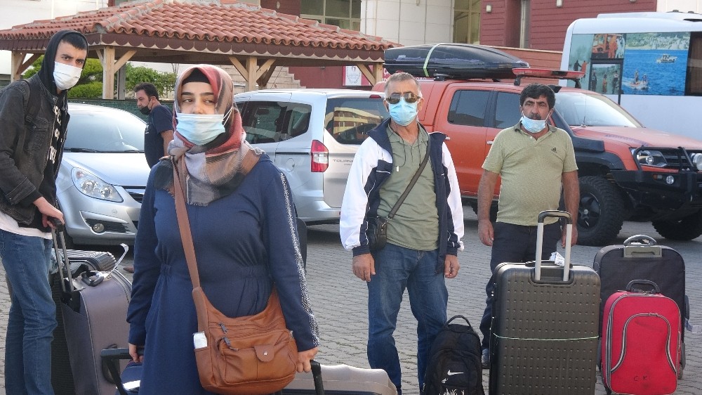 Liberya ve Fildişi Sahili’nden getirilen 98 Türk vatandaşı karantina altına alındı 