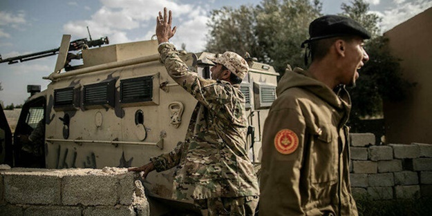 Libya'da sıcak gelişme! Darbeci Hafter'in karargahını bastılar