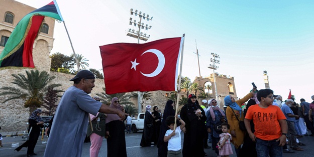 Libya'da, Sisi'ye karşı Libya ve Türk bayraklı gösteri