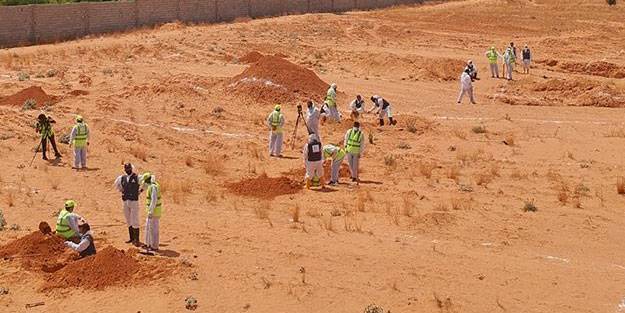 Libya’daki toplu mezarlarda çok sayıda kişinin cansız bedenlerine ulaşıldı