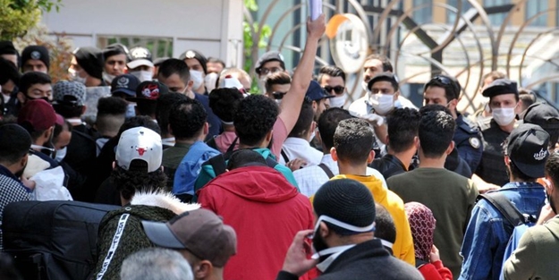Libya'dan uçak gelmeyince protesto ettiler