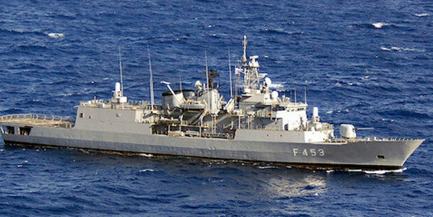 Libya'ya gönderilen Yunan fırkateyni arızalandı