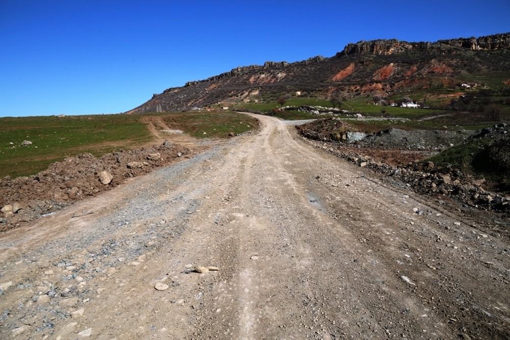 Lice Belediyesi yol bakım çalışmalarına devam ediyor 