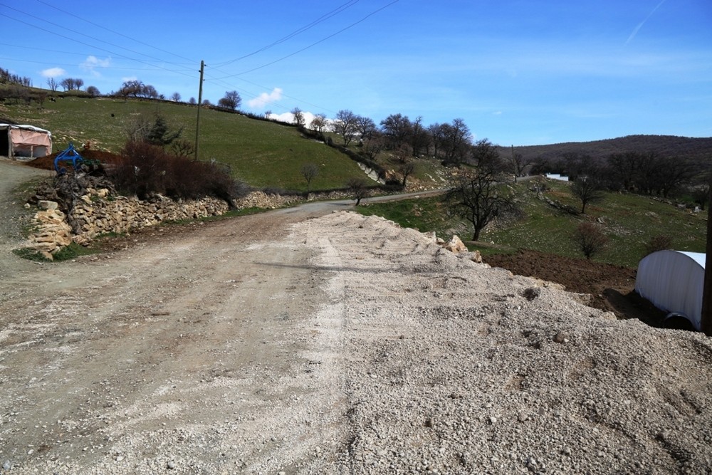  Lice’de heyelan nedeniyle bozulan yol ulaşıma açıldı