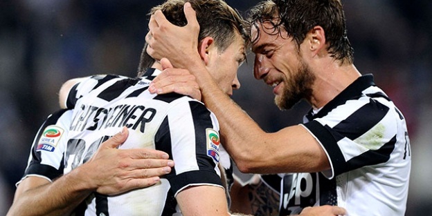 Lichtsteiner 2 yıl daha Juventus'ta