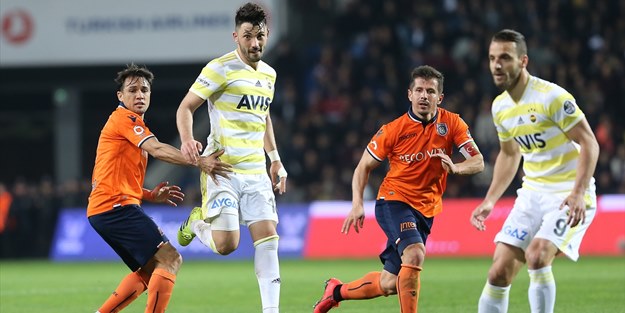 Lider Başakşehir, Fenerbahçe'yi mağlup etti: 2-1!