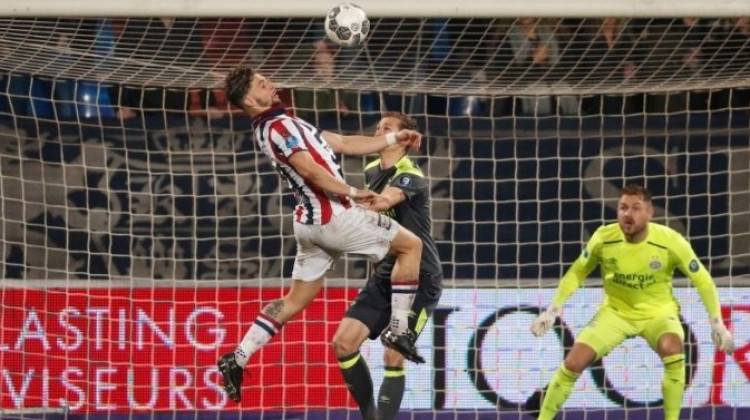 Lider PSV'nin kalesi dağıldı