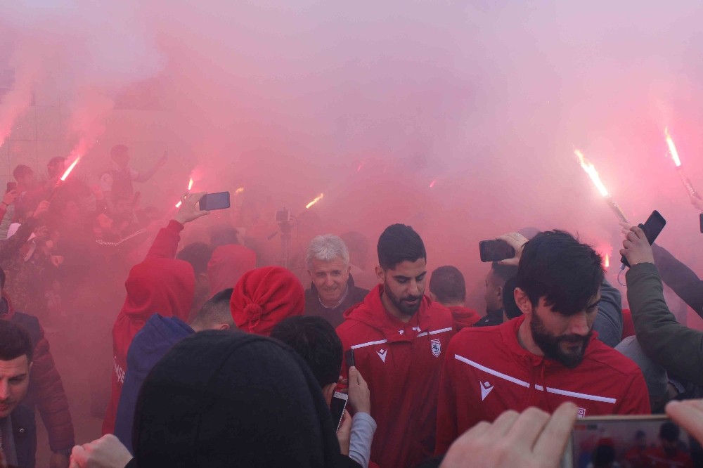 Lider Samsunspor’a havalimanında meşaleli karşılama 