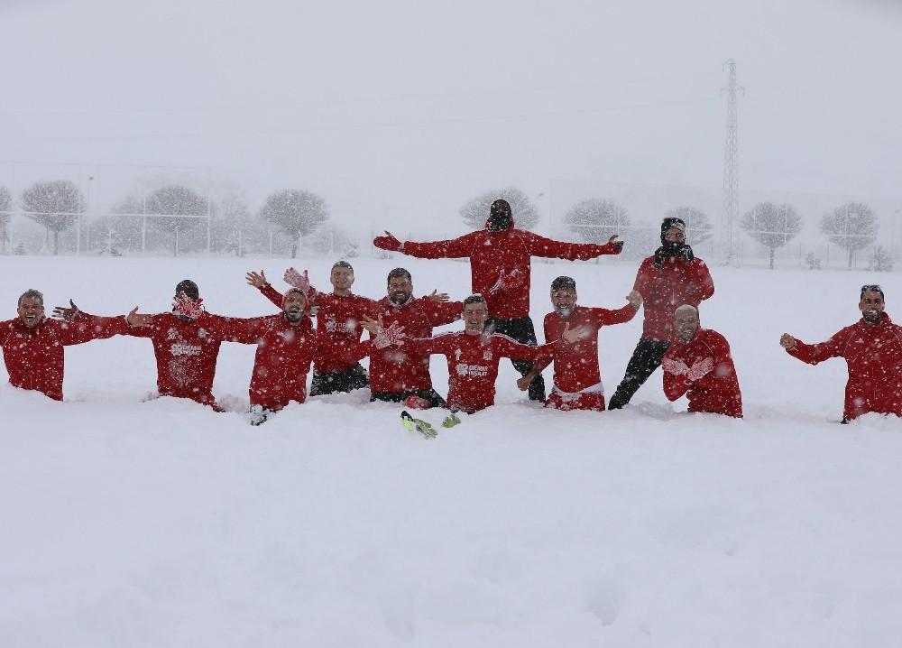 Lider Sivasspor karın tadını çıkardı 