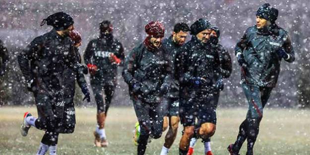 Lider Trabzonspor kar altında çalıştı