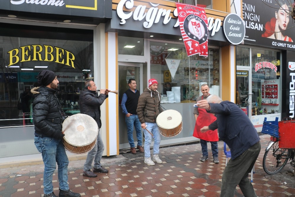Liderin maçına davullu-zurnalı davet 