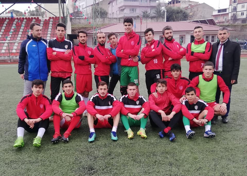 Liderin rakibi maça gelmedi 