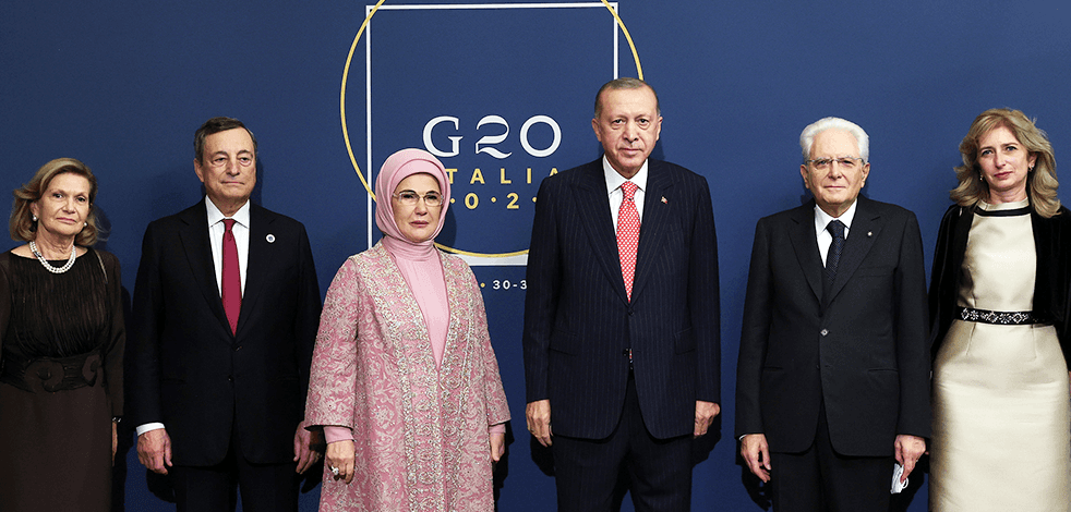 Liderler yemekte buluştu: Erdoğan yemeğe eşi Emine Erdoğan’la birlikte katıldı