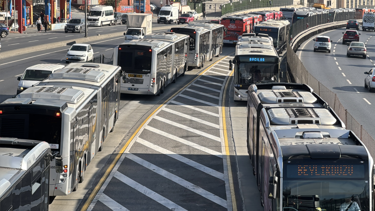 Likayatsiz yandaşlar bugünü de boş geçmedi: Metrobüs önündeki metrobüse çarptı 1 kişi yaralandı, trafik kilitlendi