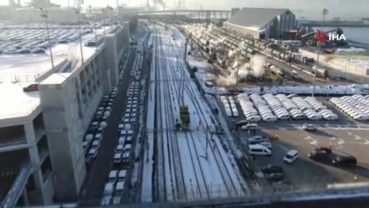 Limana indirilen sıfır otomobil tren yoluna uçtu