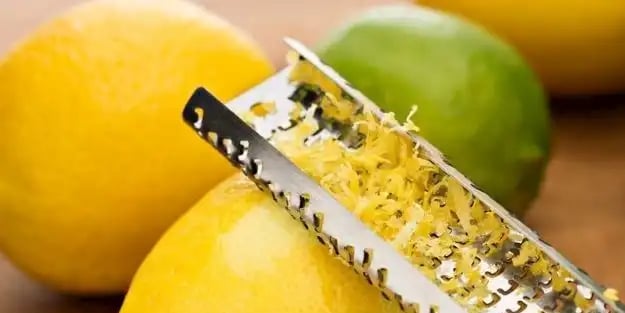 Limon kabuklarını atıyor musunuz? Sakın atmayın: nerdeyse her gün güvenli halde kullanabilirsiniz! Limon suyu için