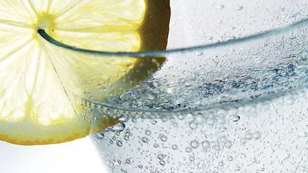 Limon ve maden suyu: 20 dakikada içerisinde hazır! Birlikte tüketilirse ne olur?