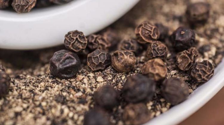 Limon yağı ile karıştırıp saçınıza sürerseniz...