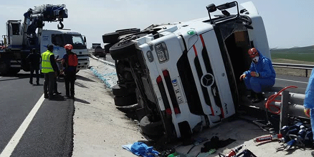 Limon yüklü TIR devrildi! Sürücü hayatını kaybetti