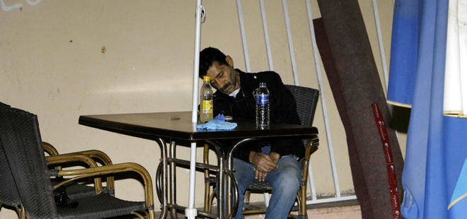 Limonata içerken masada öldü