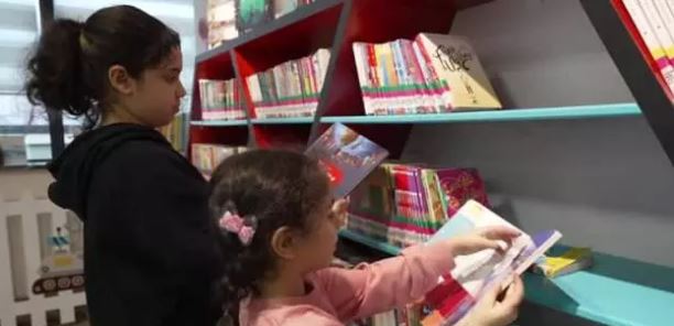 Lina ve Hira'nın çocuk kütüphanesinden ödünç aldıkları kitaplar depremde enkaz altında kaldı