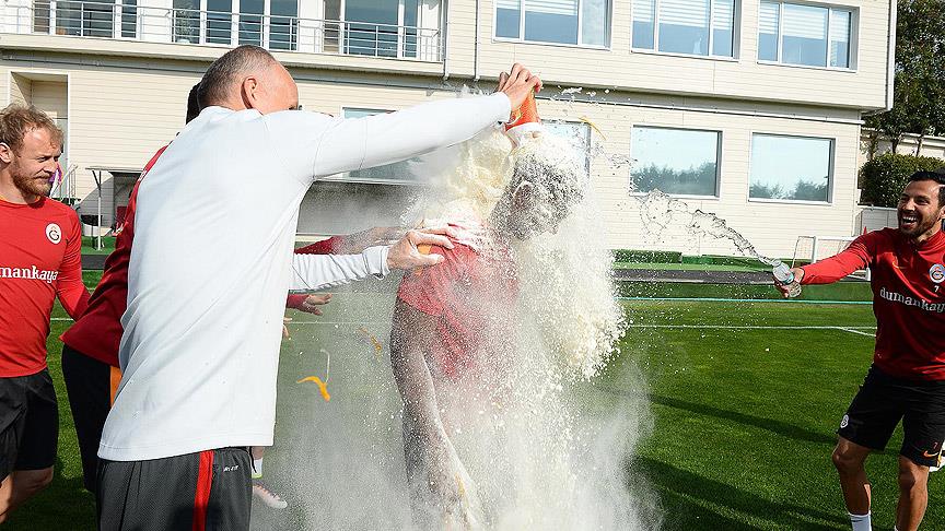 Lionel Carole'e Brezilya usulü doğum günü kutlaması