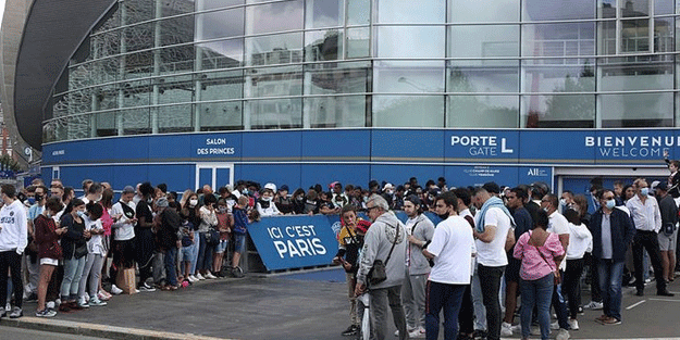 Lionel Messi Paris'i sokağa döktü