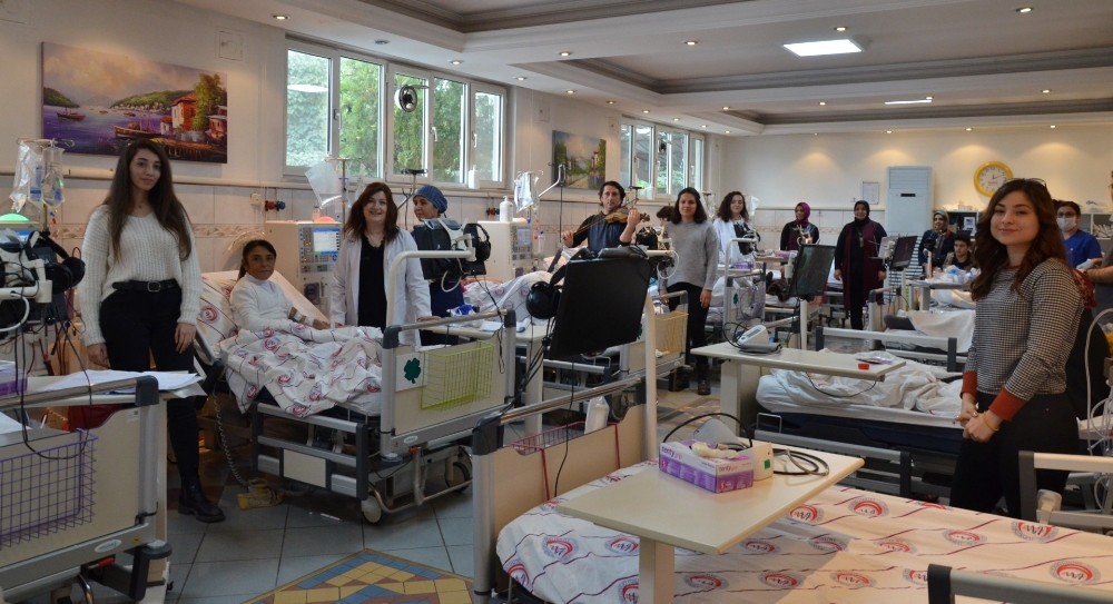 Lise öğrencileri diyaliz hastalarına moral verdi 
