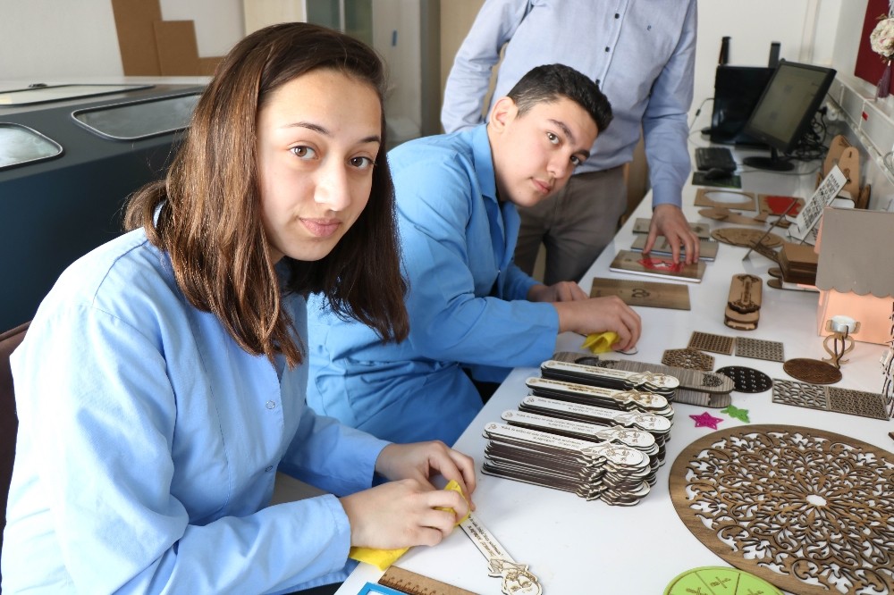 Lise öğrencileri eğitim materyallerinin seri üretimine başladı 