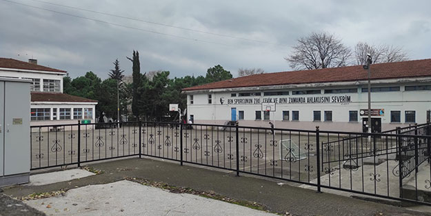 Lise öğrencileri magandalığa başladı! Okulda tepki çeken olay