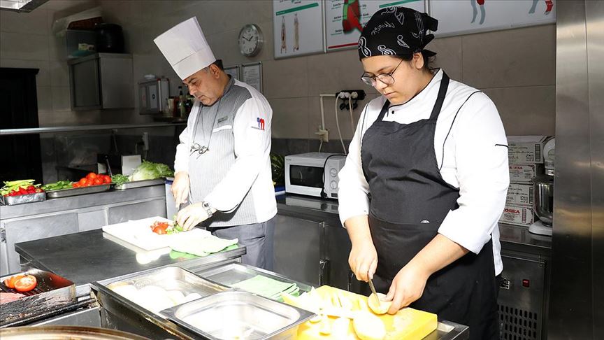 Lise öğrencileri uygulama otelinde geleceğe hazırlanıyor