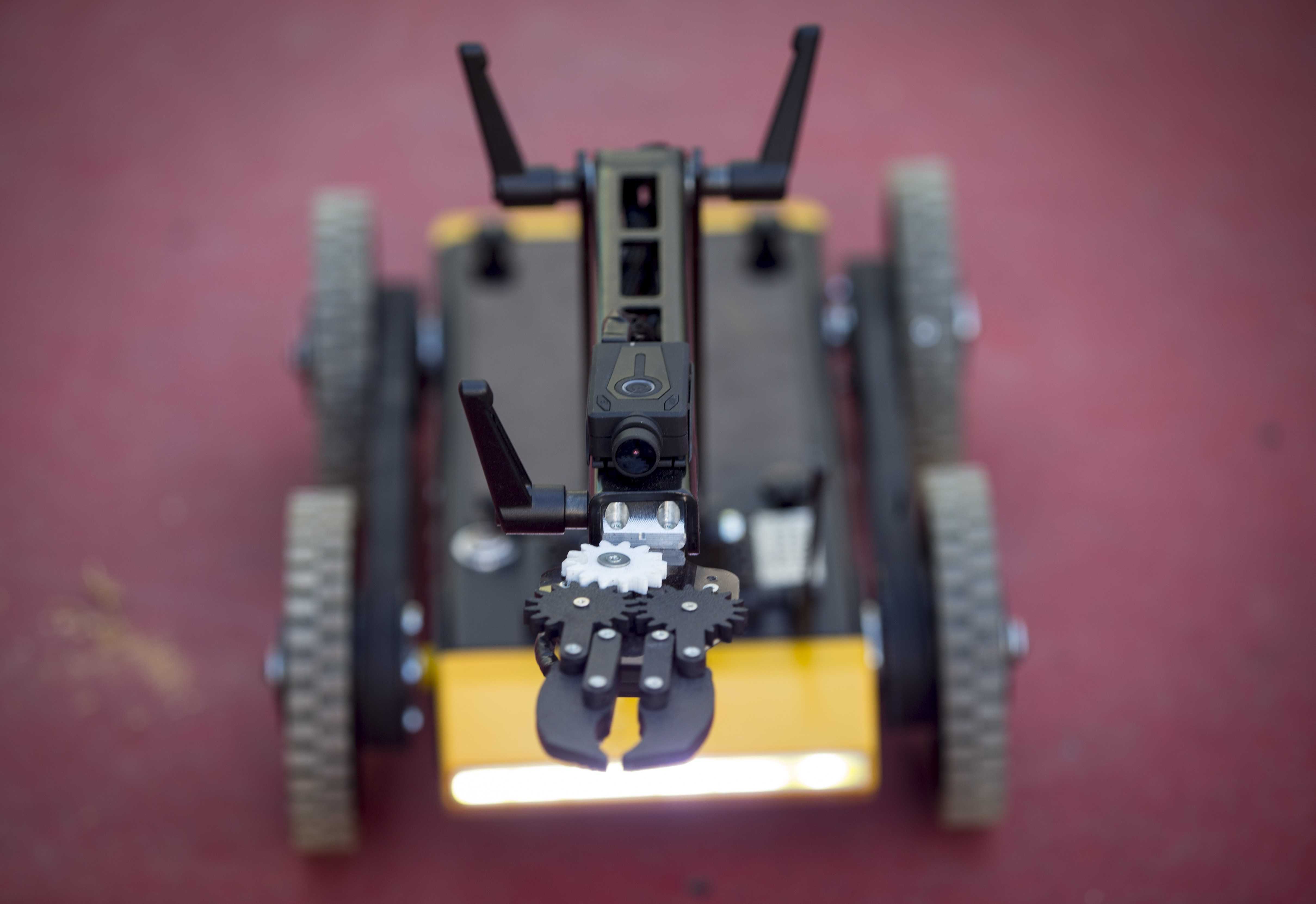 Lise öğrencileri yaptı! İşte 'bomba' imha robotu