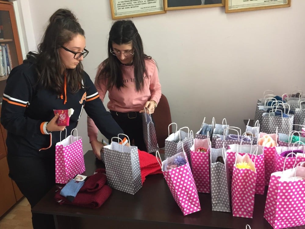 Lise öğrencilerinden el emeği göz nuru yardım 