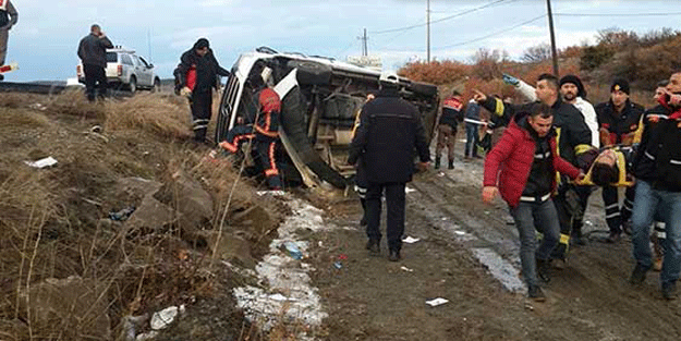 Lise öğrencilerini taşıyan otobüs kaza yaptı: Ölü ve yaralılar var!